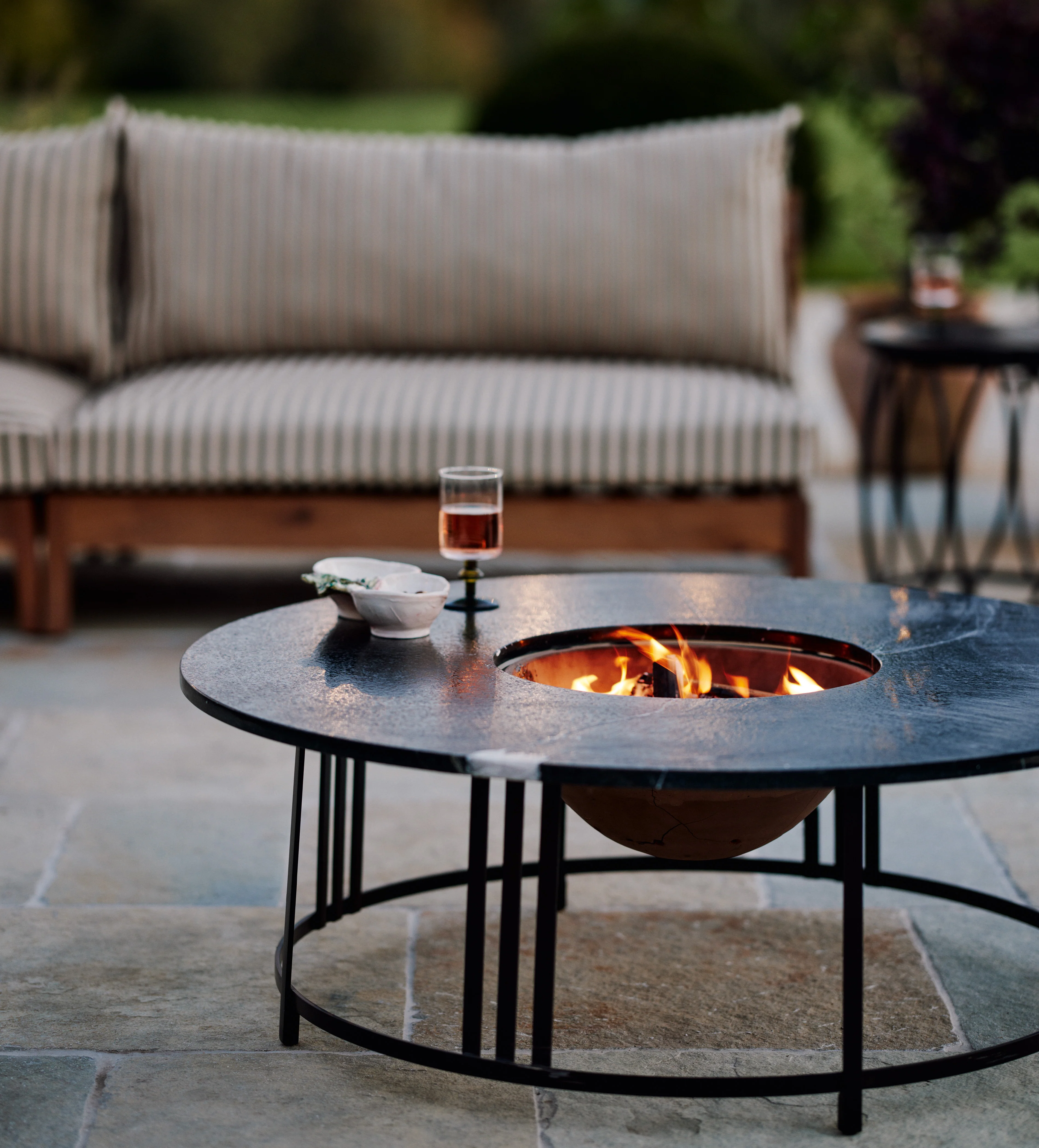 Grannus Fire Pit – Ebony