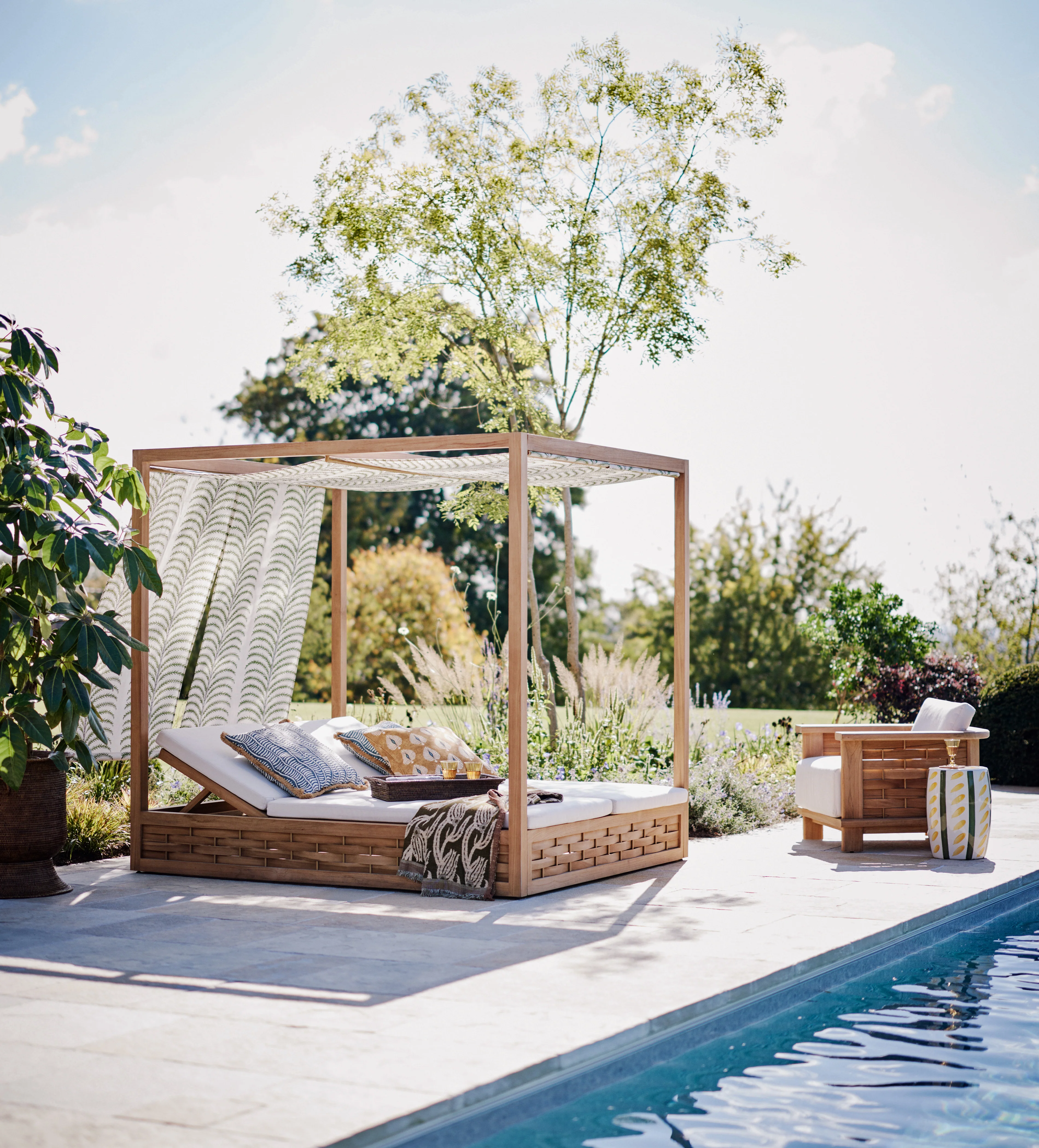 Verdandi Garden Day Bed – Areca Putting Green